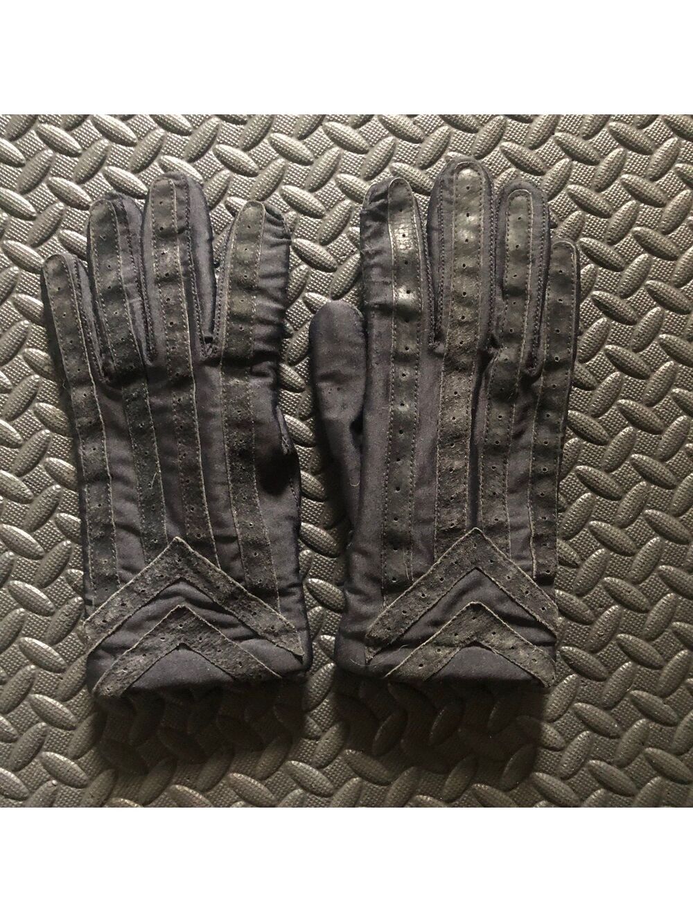 Isotoner Large Black Gloves with Perforated Detailing